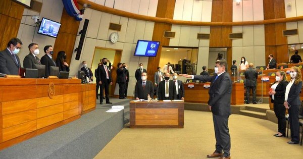 La Nación / Piden al Senado ocuparse de sus bancas usurpadas