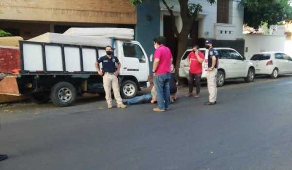 HOY / Trabajador cayó al asfalto y quedó inconsciente