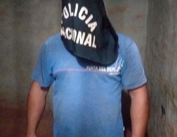 Detienen a hombre que amenazó con quemar su propia casa