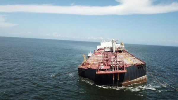 Buque venezolano con barriles de petróleo se hunde en el Caribe