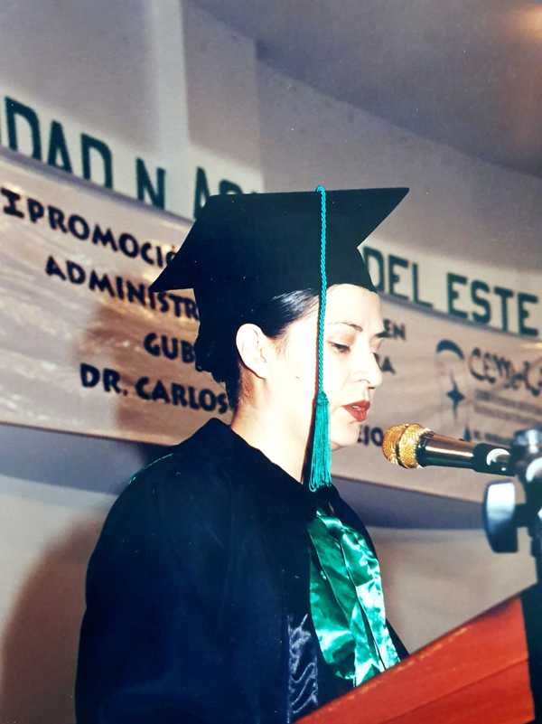 Profesional orgullosa de ser egresada de la primera promoción Contabilidad–UNE