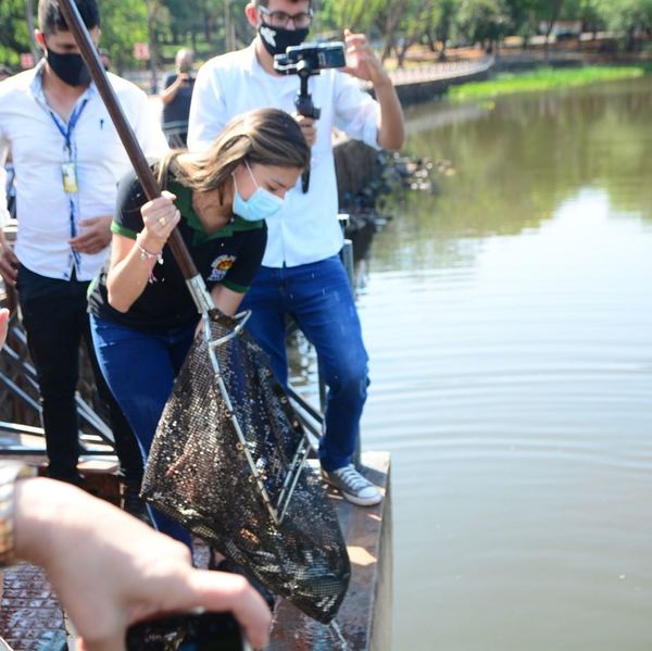 Sembraron 7.000 peces en lago la República en pos de mejorar la calidad del agua - Megacadena — Últimas Noticias de Paraguay