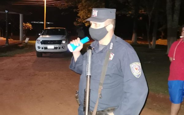 Policías de Mbaracayú en forma temeraria catean vehículo y detienen a dos personas – Diario TNPRESS