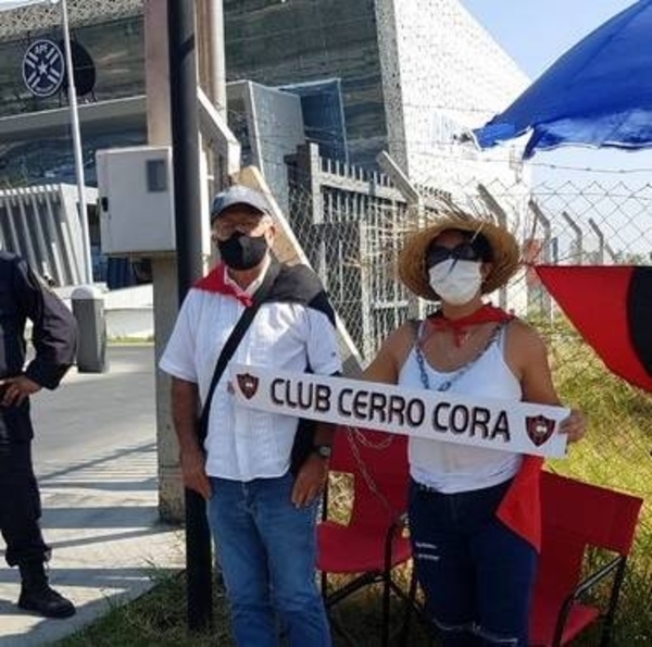 HOY / Dirigentes de Cerro Corá se encadenan frente a la APF