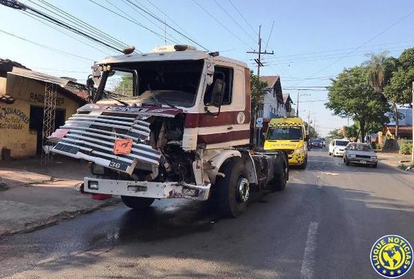 Dos heridos en choque de camiones •