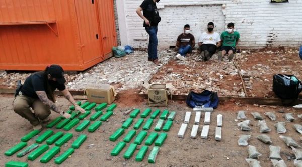 Detienen a tres hombres que ocultaban marihuana entre bolsas de mandioca