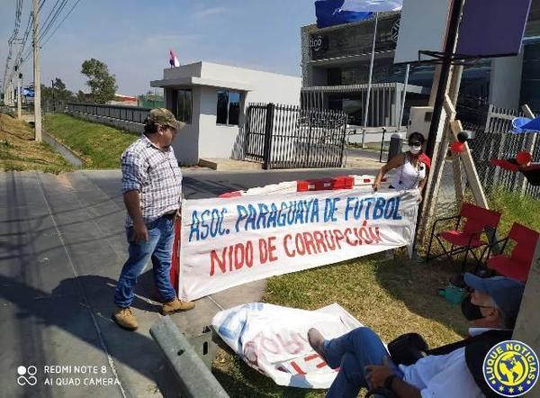 Directivos de Cerro Corá se manifestaron frente a la APF •