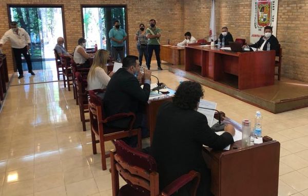 CDE: concejales violan ordenanza para trabar recuperación de vereda  - ABC en el Este - ABC Color