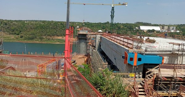 La Nación / Comenzó montaje de primera viga del segundo puente con el Brasil
