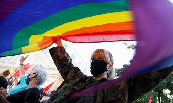 Un hombre condujo 800 kilómetros y amenazó de muerte a su hija luego de que le anunciara que era lesbiana – Prensa 5