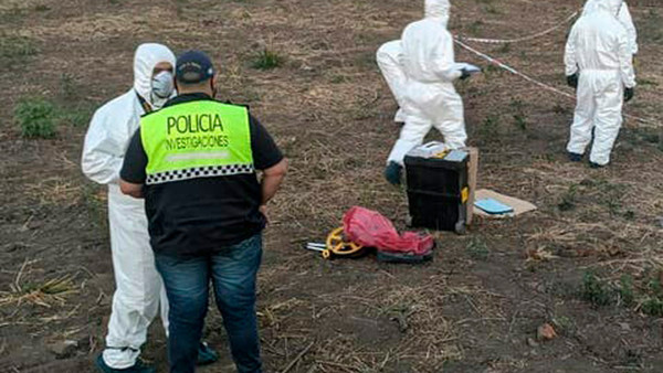 Vecinos atacan a machetazos, desnudan y matan al presunto asesino y violador de una niña de 9 años en Argentina » Ñanduti