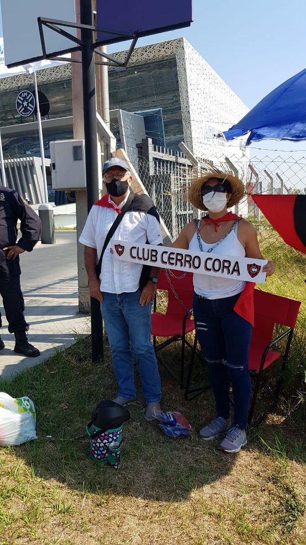 Se encadenan frente a la APF - Fútbol - ABC Color