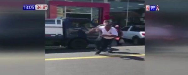 Santaní: Violenta pelea de conductor con agente PMT | Noticias Paraguay