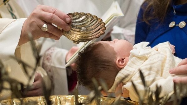 Crónica / Peques deben ser bautizados igual si los papás no están casados, he'i