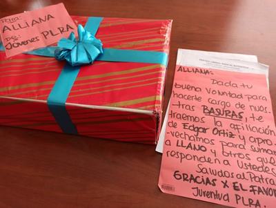 Jóvenes Liberales llevan una caja de regalo a la ANR con nómina de afiliados del PLRA que quieren sean recibidos en filas del coloradismo