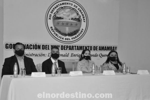 Gobernador Acevedo entrega a escuelas del departamento lote de equipos informáticos adquiridos con fondos del Fonacide