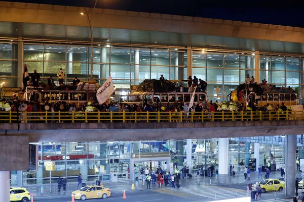 Indígenas protestan en el aeropuerto de Bogotá para que se cumpla el acuerdo de paz - MarketData