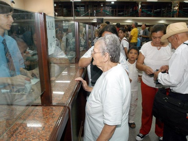 Jubilados piden pago del 100% del aguinaldo a la Caja Fiscal