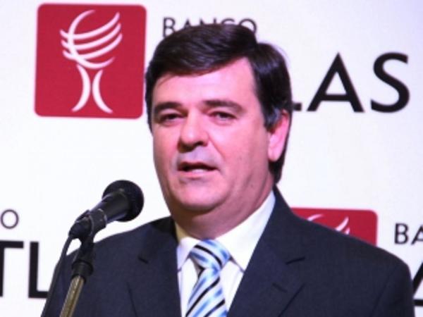 Banquero teme se agrave rechazo de dólares y urge solución al BCP