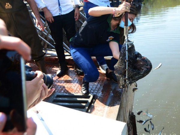 Siembran en el Lago de la República ejemplares de carimbatá y pacú