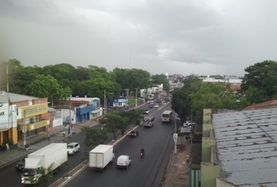 Anuncian viernes caluroso y con chaparrones