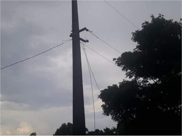 Feroz tormenta soltó un cable de alta tensión y electrocutó a adolescente