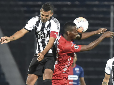 Libertad cae derrotado pero clasifica a Octavos de Final por mejor saldo de goles
