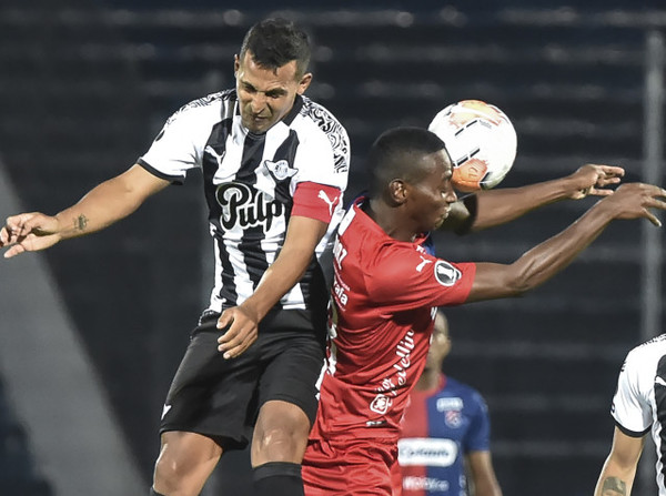 Libertad cae derrotado pero clasifica a Octavos de Final por mejor saldo de goles