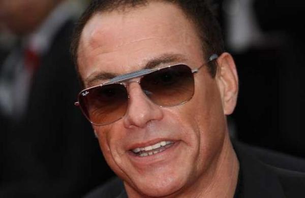 El chihuahua que Jean-Claude Van Damme salvó de morir en medio de una disputa entre Bulgaria y Noruega - C9N