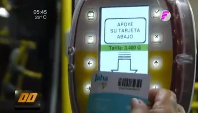 Usuarios se quedan en la calle por falta de tarjetas