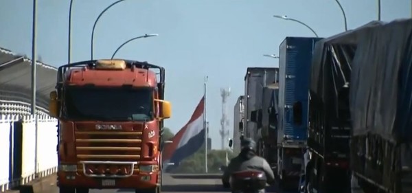 Camioneros esperan hasta UNA SEMANA para cruzar el PUENTE