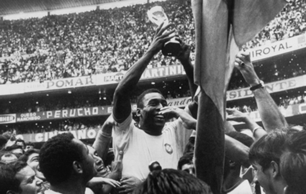 HOY / Pelé, 80 años del rey que conquistó el olimpo del fútbol