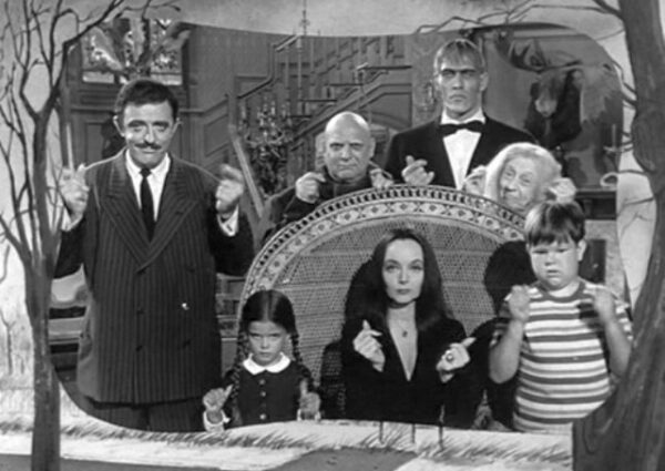Tim Burton con la mirada en La familia Addams