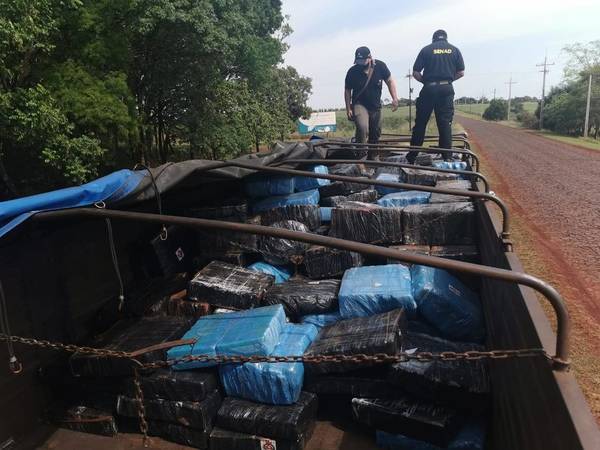Cae un camión repleto de marihuana en Bella Vista - ADN Paraguayo