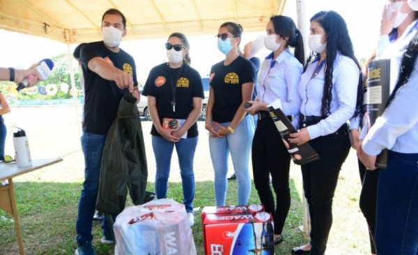 Municipalidad recibe donación de equipo para limpieza de cauce hídrico