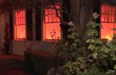 Halloween: La decoración de una casa era tan realista que los bomberos creyeron que estaba en llamas - C9N