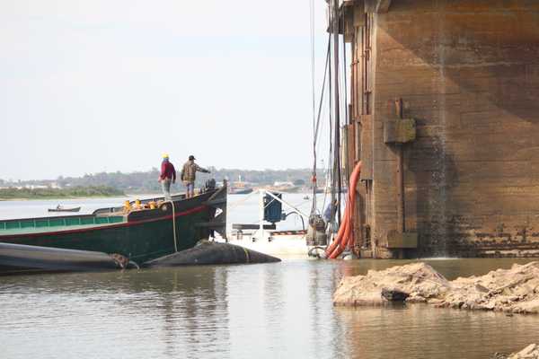 Aguatera estatal culmina instalación de 11 bombas en el río Paraguay para garantizar servicio