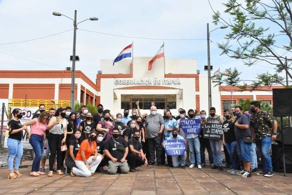 ARTISTAS DE ITAPÚA SE MANIFESTARON FRENTE A LA GOBERNACIÓN