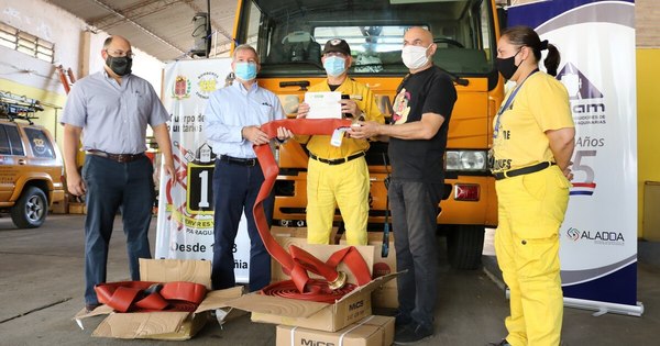 La Nación / Cadam donó a bomberos implementos para combatir incendios
