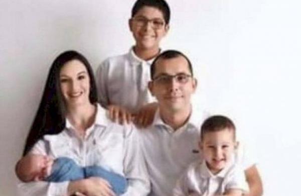 Mujer le pagó a un diseñador para que borrara a su hijastro de una fotografía familiar - C9N