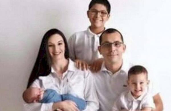 Mujer le pagó a un diseñador para que borrara a su hijastro de una fotografía familiar - SNT