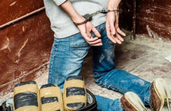 Perdió una bolsa con más de 45.000 dólares en cocaína y llamó a la policía para encontrarla - SNT