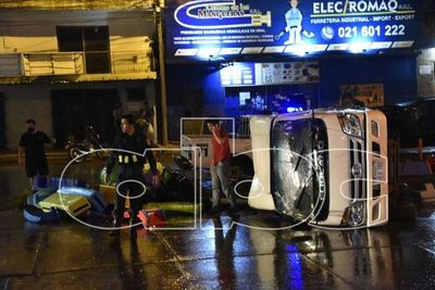 Camioncito vuelca debido a pista mojada - Nacionales - ABC Color