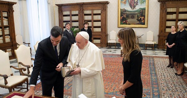La Nación / Papa recibe en el Vaticano a presidente español en pleno brote de coronavirus