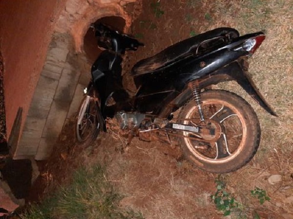 Joven motociclista queda en estado grave tras ser rozado por un rodado