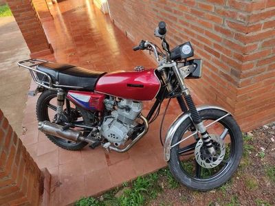 EN ARROYO PORÃ, RECUPERAN UNA MOTOCICLETA DENUNCIADA COMO ROBADA