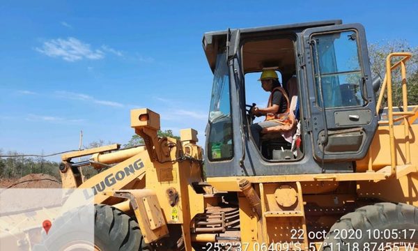 17 mujeres se destacan en curso para operar maquinarias pesadas