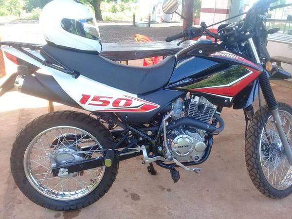A PUNTA DE ARMA DE FUEGO, DESPOJAN A UNA MUJER DE SU MOTOCICLETA.