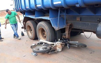 Camión tumba arrolla a motociclista. Infortunado quedó atrapado entre las ruedas del volquete