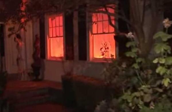 Halloween: La decoración de una casa era tan realista que los bomberos creyeron que estaba en llamas - SNT